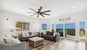 Televisie, een muziekbibliotheek en een filmbibliotheek