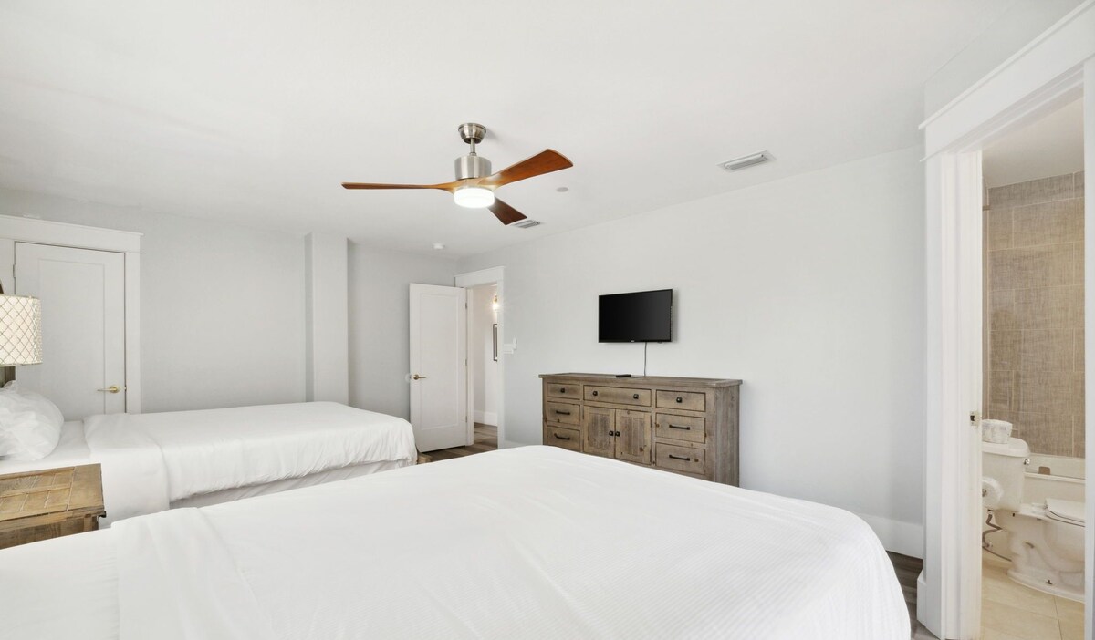 Photo 17 of 🏖️🐚 Silver Beach Retreat | Beachfront | Free VIP Package & Beach Chair Service!
