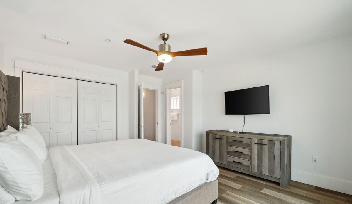 Photo 32 of 🏖️🐚 Silver Beach Retreat | Beachfront | Free VIP Package & Beach Chair Service!
