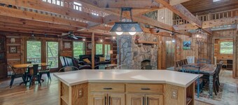 Hidden Creek Cabin - Yard, Pet Friendly, Creek, Hot Tub, & Foosball!