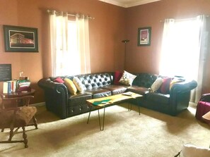 Smart TV, books - Cozy Cottage just a few minutes from New River Gorge National Park & Preserve (Fayetteville)