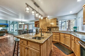 Fridge, microwave, oven, stovetop - Cattlemans Lodge -6BR/3BA, Spa, Pool Table (South Lake Tahoe)