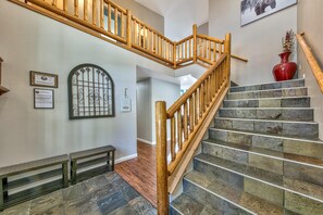 Interior - Cattlemans Lodge -6BR/3BA, Spa, Pool Table (South Lake Tahoe)