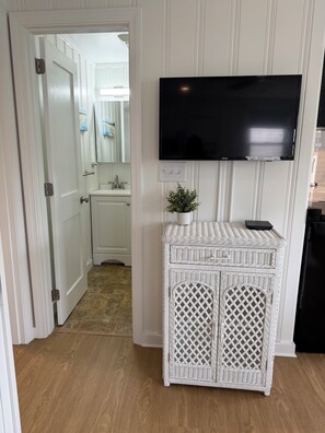 Interior - Cape Cod Beach Cottage-2 bdrm, 1 bath, full kitchen and two minute walk to beach (Dennisport)