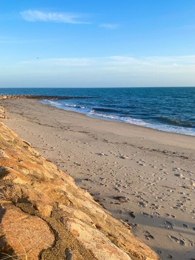 Cape Cod Beach Cottage-2 bdrm, 1 bath, full kitchen and two minute walk to beach