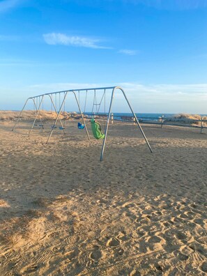 Beach nearby, sun-loungers, beach towels - Cape Cod Beach Cottage-2 bdrm, 1 bath, full kitchen and two minute walk to beach (Dennisport)