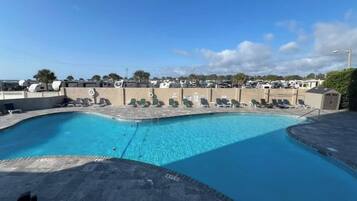 Piscine couverte, piscine extérieure