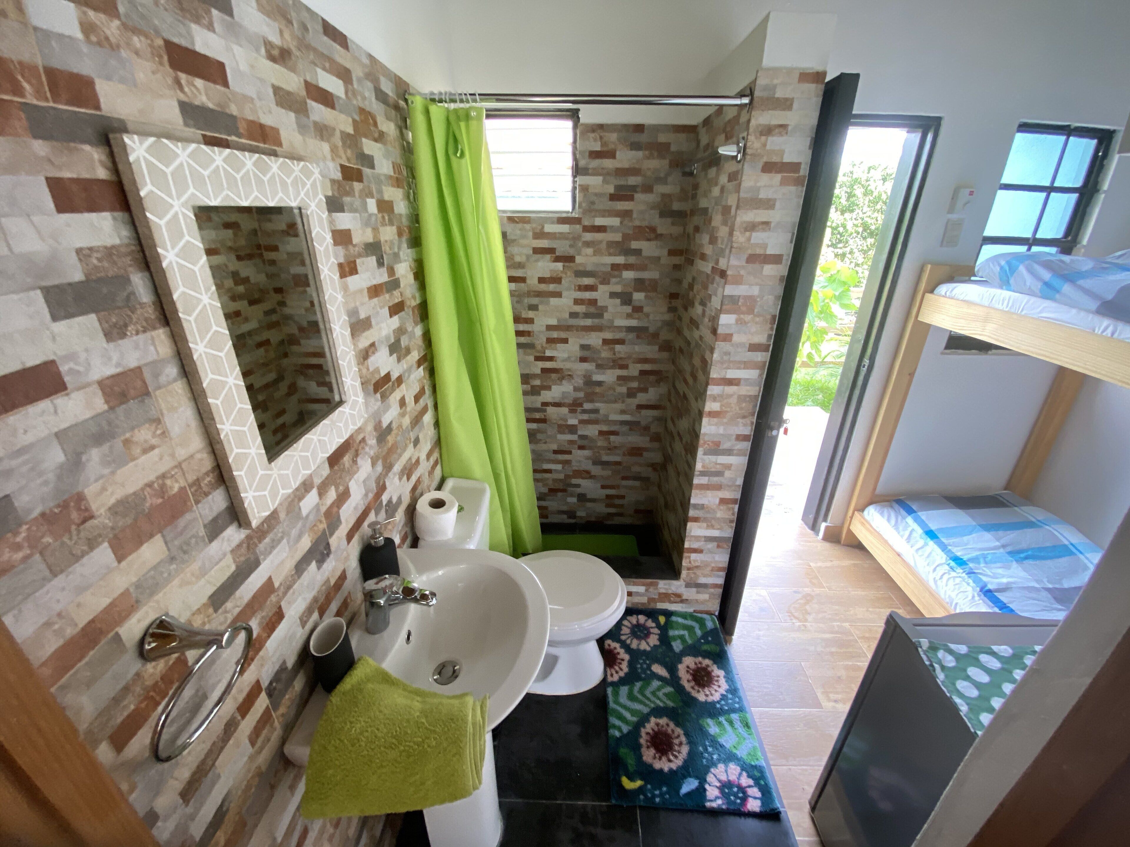 Douche, sèche-cheveux, serviettes fournies, savon