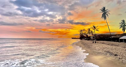 Ocean front house🏖️🏄right on the Beach!WiFi. Free Parking