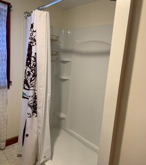 シャワー、タオル、トイレットペーパー