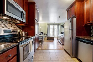 Fridge, microwave, oven, stovetop - Cozy Mountain Studio  Walk to Lifts, & Ideal Location Near Town (Sun Valley)