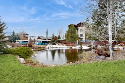 Cozy Mountain Studio  Walk to Lifts, & Ideal Location Near Town