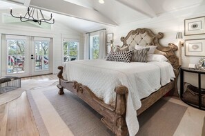 4 bedrooms, desk, iron/ironing board, free WiFi