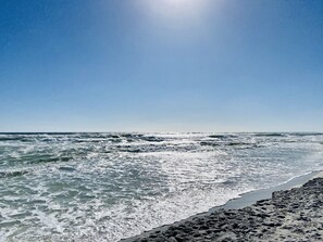 Plage, chaises longues, serviettes de plage