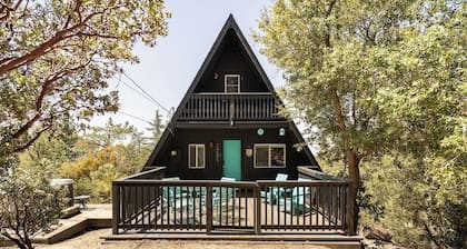 Idyllwild Cabin: HotTub, Fireplace&Mountain Views!