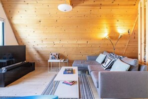 TV, fireplace, books - Idyllwild Cabin: HotTub, Fireplace&Mountain Views! (Idyllwild-Pine Cove)