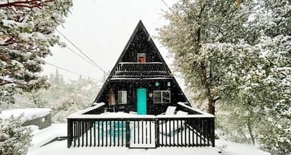 Idyllwild Cabin: HotTub, Fireplace&Mountain Views!