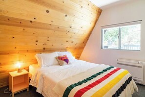 2 bedrooms, iron/ironing board, WiFi, bed sheets - Idyllwild Cabin: HotTub, Fireplace&Mountain Views! (Idyllwild-Pine Cove)