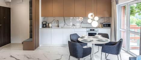 Réfrigérateur, micro-ondes, batterie de cuisine, vaisselle et ustensiles