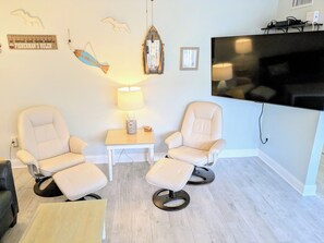 Smart TV - Newly Renovated! 2 Bed Family Friendly Condo w/ Beach Access & Prime Location!! (Sarasota)