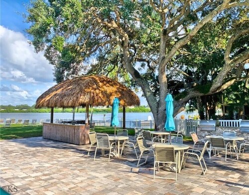 Newly Renovated! 2 Bed Family Friendly Condo w/ Beach Access & Prime Location!!