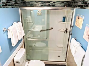 Shower, hair dryer, towels, toilet paper - Newly Renovated! 2 Bed Family Friendly Condo w/ Beach Access & Prime Location!! (Sarasota)
