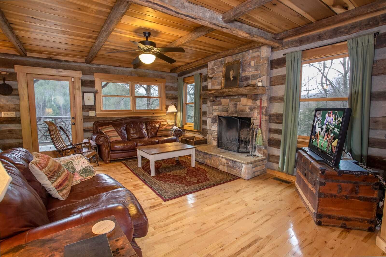 Rustic Cabin Near Quaint Town