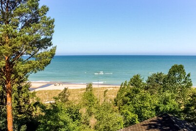 Gigantic lakefront home with private hot tub, washer/dryer, AC, deck, & firepit