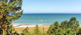 Gigantic lakefront home with private hot tub, washer/dryer, AC, deck, & firepit