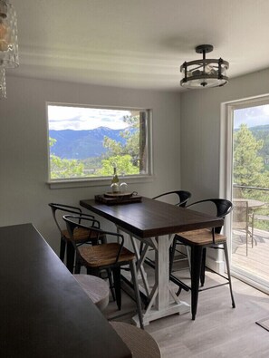 Dining - Cannon Creek Cabin - private, amazing views, with a Hot Tub and Outdoor Sauna (Ridgway)
