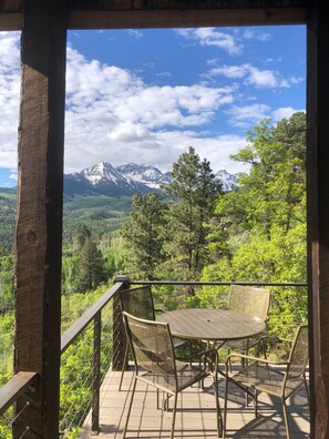 Outdoor dining - Cannon Creek Cabin - private, amazing views, with a Hot Tub and Outdoor Sauna (Ridgway)