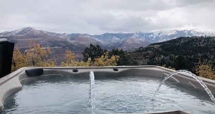 Cannon Creek Cabin - private, amazing views, with a Hot Tub and Outdoor Sauna