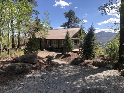 Cannon Creek Cabin - private, amazing views, with a Hot Tub and Outdoor Sauna