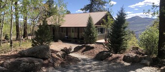 Cannon Creek Cabin - private, amazing views, with a Hot Tub and Outdoor Sauna