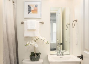 Douche, séchoir à cheveux, serviettes fournies, savon