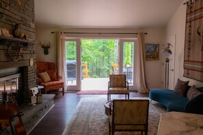 Een smart-tv, een open haard, een dvd-speler en boeken