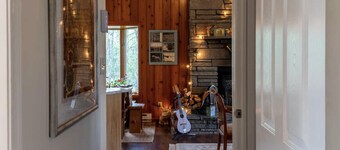 The Fern Hill Lodge: Cozy and Serene Getaway on 20 Private Acres