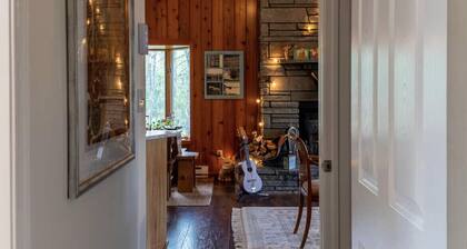 The Fern Hill Lodge: Cozy and Serene Getaway on 20 Private Acres