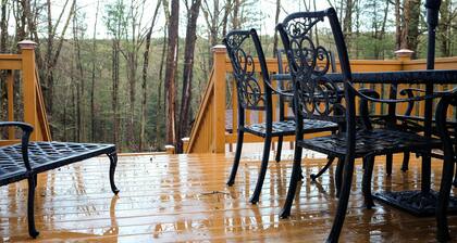 The Fern Hill Lodge: Cozy and Serene Getaway on 20 Private Acres