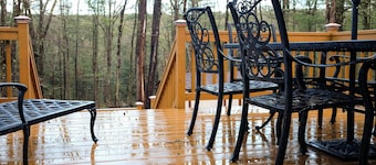 The Fern Hill Lodge: Cozy and Serene Getaway on 20 Private Acres