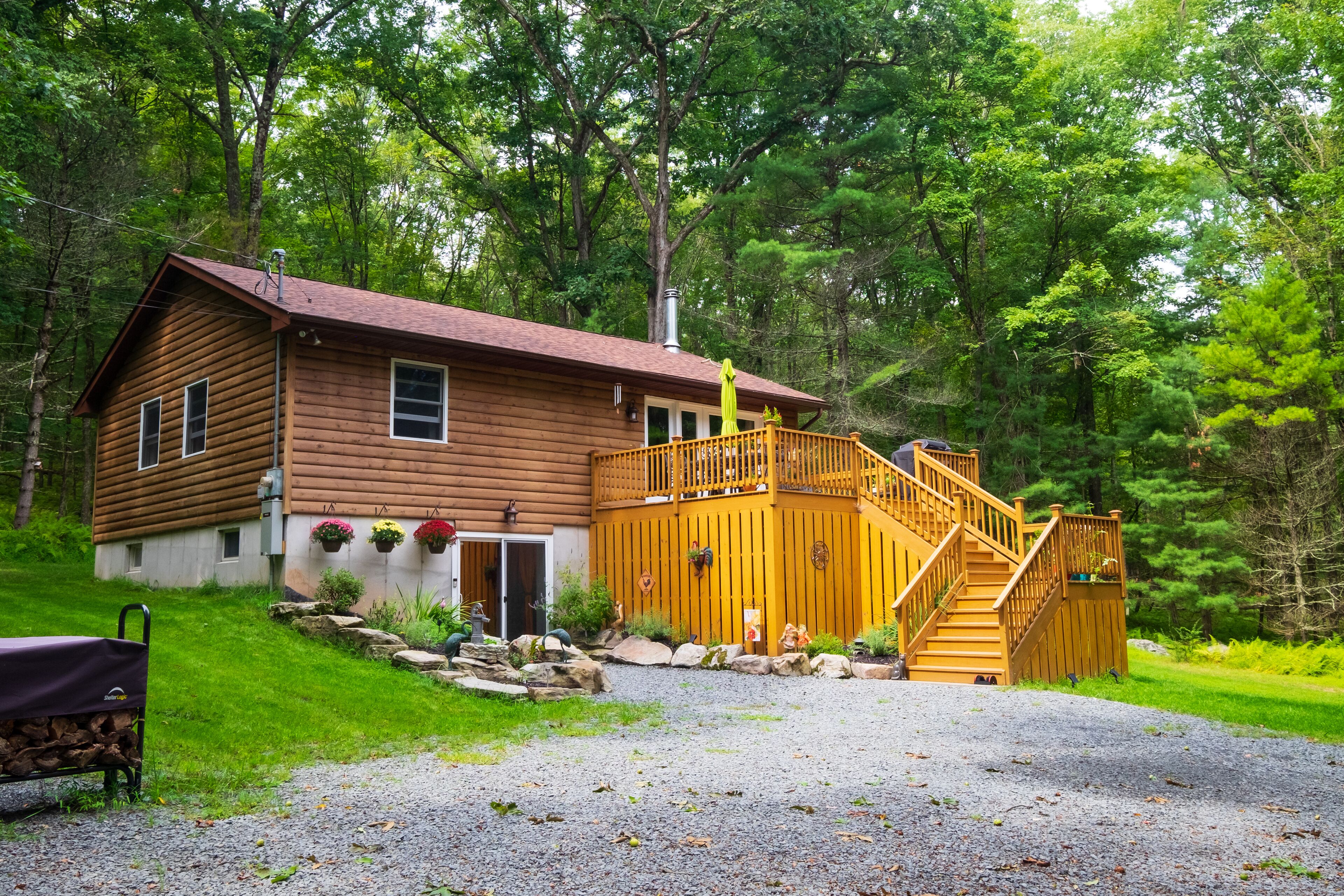 The Fern Hill Lodge: Cozy and Serene Getaway on 20 Private Acres