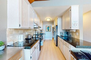 Kylskåp, mikrovågsugn, ugn och spishäll