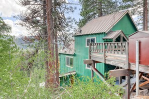 Exterior - Beautiful sunlit home with fast WiFi, wood stove, washer/dryer, foosball (Truckee)