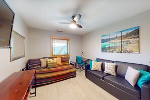 TV, lettore DVD, tavolo da calcetto, impianto stereo