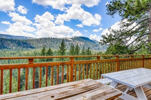 Outdoor dining - Beautiful sunlit home with fast WiFi, wood stove, washer/dryer, foosball (Truckee)