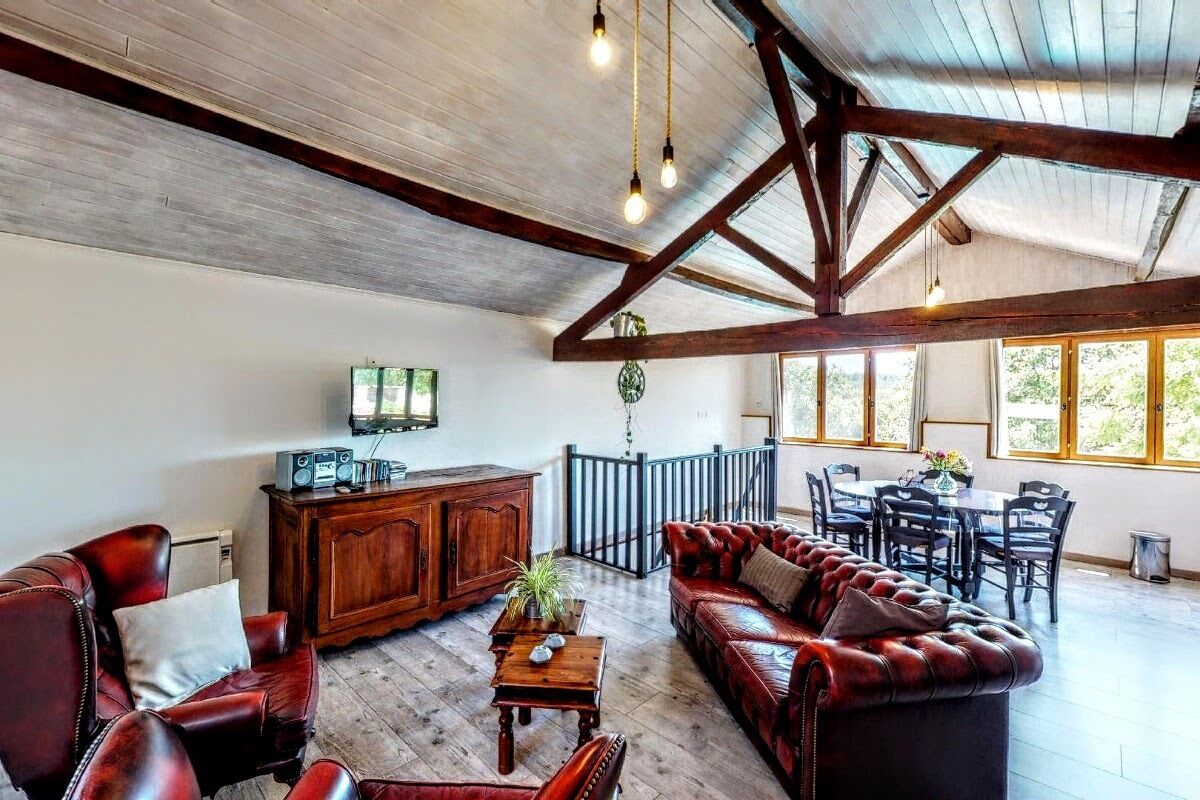 Smart-TV, bøker og stereoanlegg