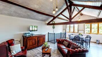 Smart-TV, bøker og stereoanlegg