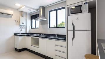 Geladeira, micro-ondas, cooktop, torradeira
