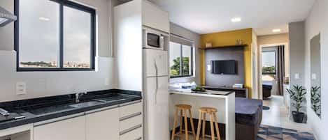 Kühlschrank, Mikrowelle, Herdplatte, Toaster
