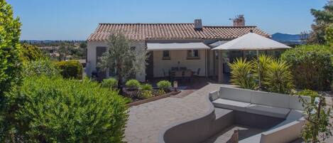 تناول الطعام بالخارج